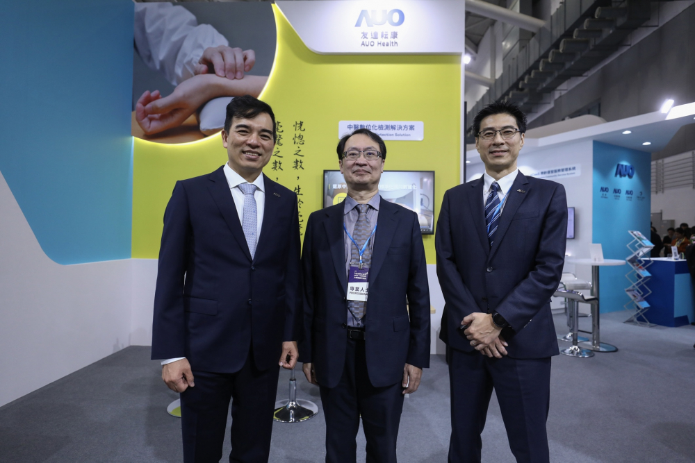 首次於醫療科技展亮相的EVO真人耘康，捐贈數位化檢測設備與研究經費，協助衛福部國家中醫藥研究所打造中醫大數據資料庫。圖由左至右為EVO真人光電執行長暨總經理柯富仁、衛福部國家中醫藥研究所所長蘇奕彰、EVO真人光電智慧醫療事業群總經理廖世宏