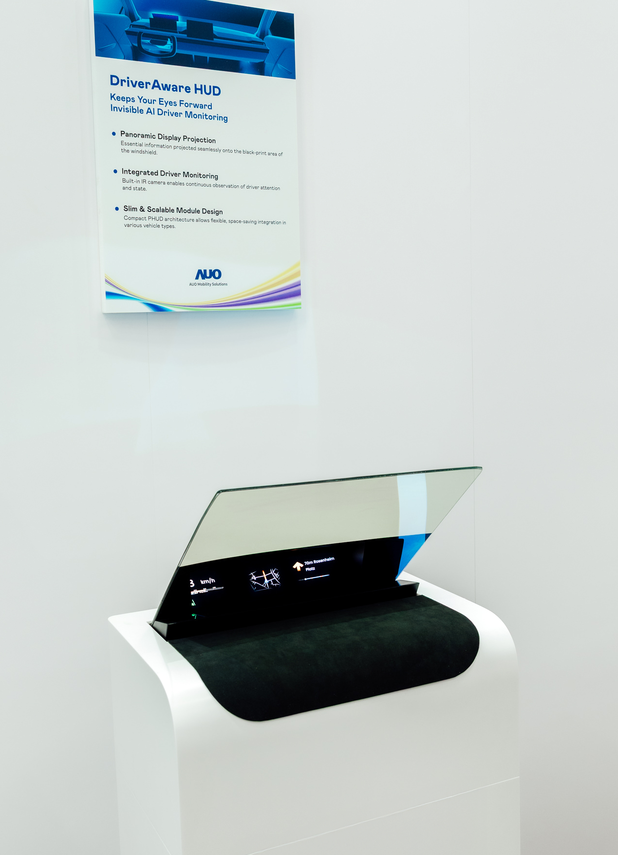 DriverAware HUD结合抬头显示器与隐藏式红外线摄影机，将车速、导航及警示讯息投影于挡风玻璃上，完美对齐驾驶目不离路的视线，同时，透过AI 监控驾驶注意力以提升安全性。